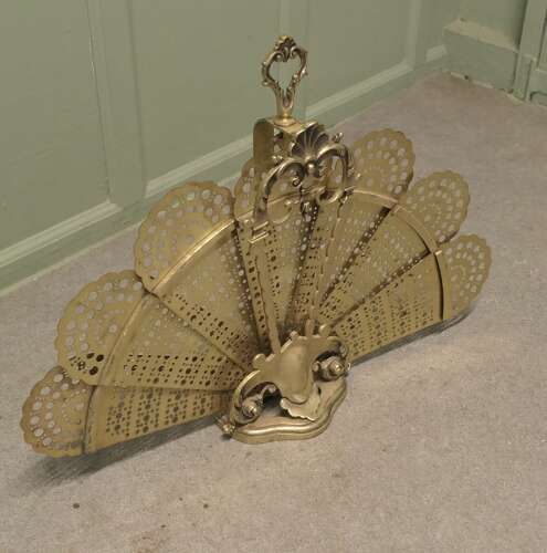 French Folding Brass Fire Screen Peacock’s Tail Fire Guard  This is a very attractive piec