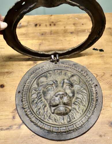 Large Gothic Lion’s Mask Iron Door Knocker This is a superb door knocker, the handsome L