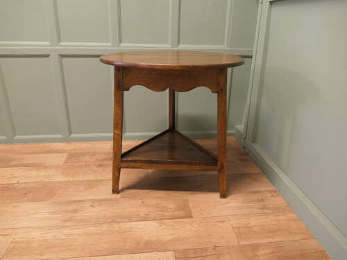 Beautiful Georgian English Oak Cricket Table This lovely table is made in a Light Golden