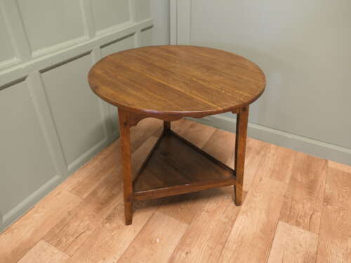 Beautiful Georgian English Oak Cricket Table This lovely table is made in a Light Golden