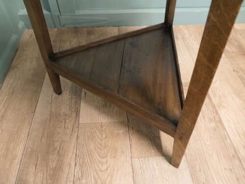 Beautiful Georgian English Oak Cricket Table This lovely table is made in a Light Golden