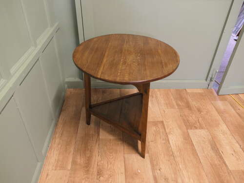 Beautiful Georgian English Oak Cricket Table This lovely table is made in a Light Golden