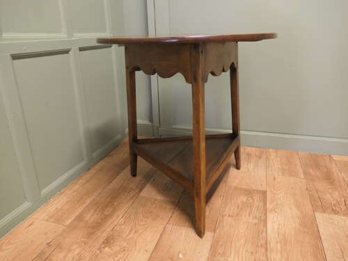 Beautiful Georgian English Oak Cricket Table This lovely table is made in a Light Golden